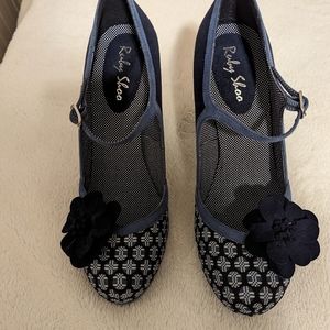 Ruby Shoo retro pumps / size 8 / navy floral pattern